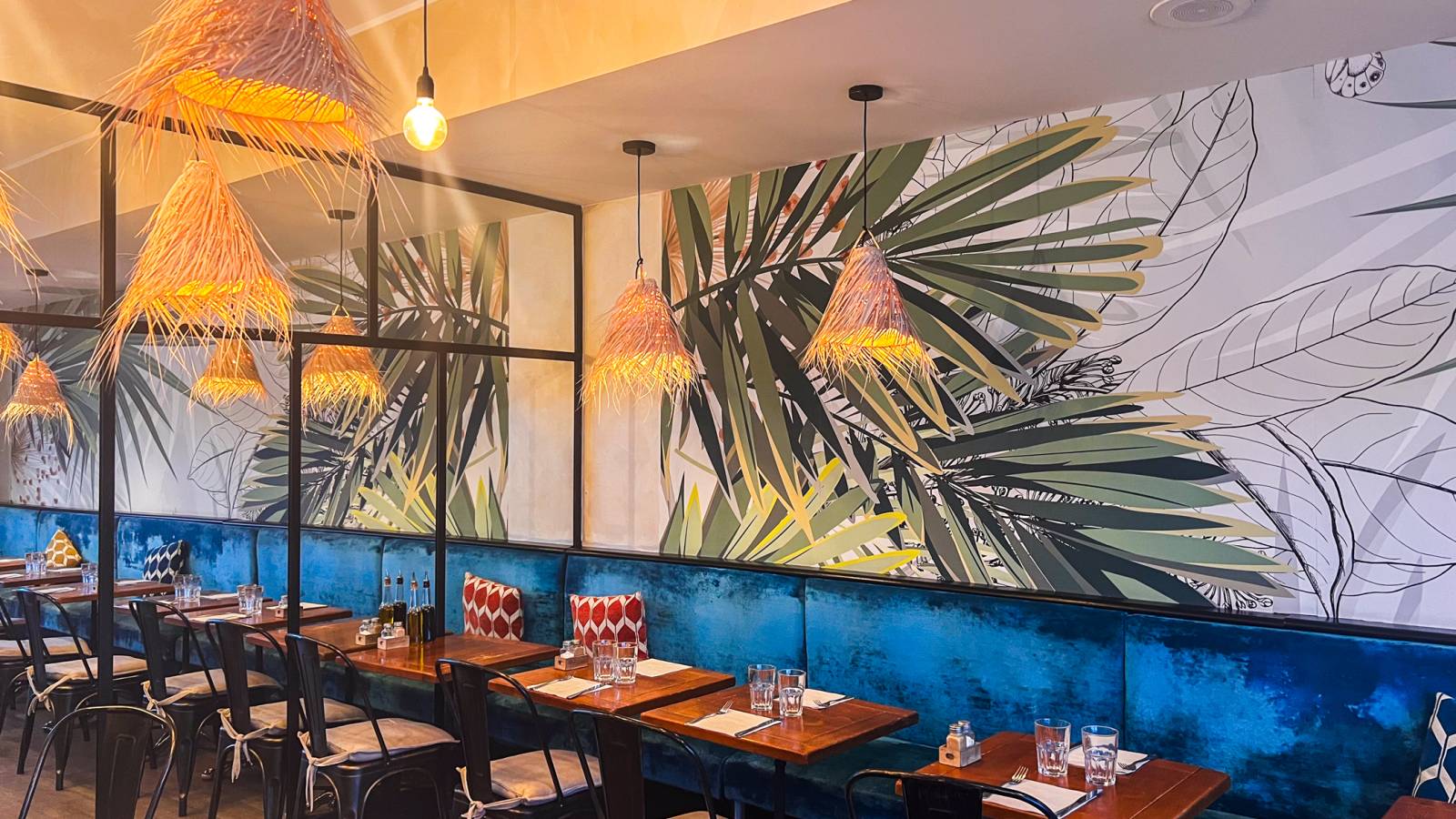 Contactez-nous pour le service traiteur via le formulaire ou par téléphone / Réservation restaurant uniquement par téléphone